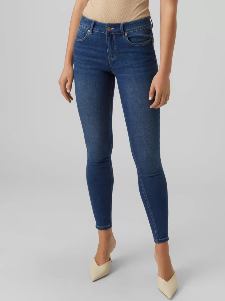 Shop VERO MODA VMSELA Middels høyt snitt Slim Fit Jeans Medium Blue Denim