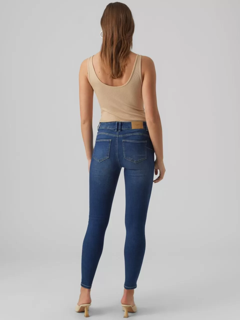 Shop VERO MODA VMSELA Middels høyt snitt Slim Fit Jeans Medium Blue Denim