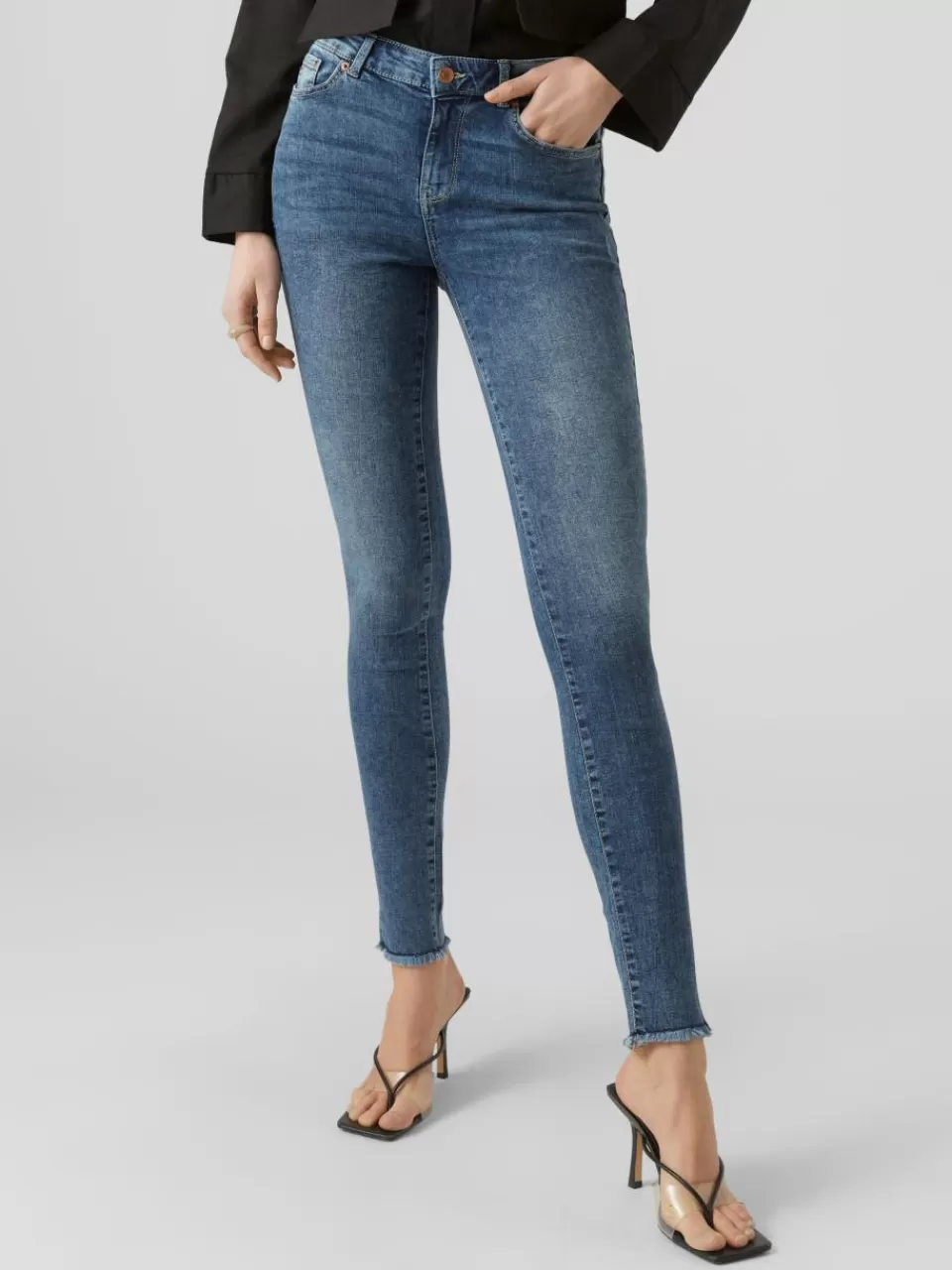 Shop VERO MODA VMSEVEN Middels høyt snitt Skinny Fit Jeans Medium Blue Denim