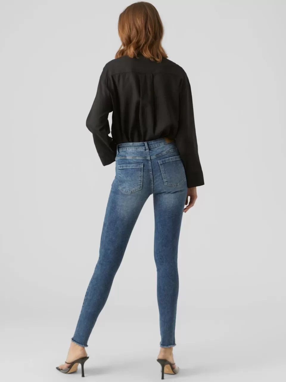 Shop VERO MODA VMSEVEN Middels høyt snitt Skinny Fit Jeans Medium Blue Denim