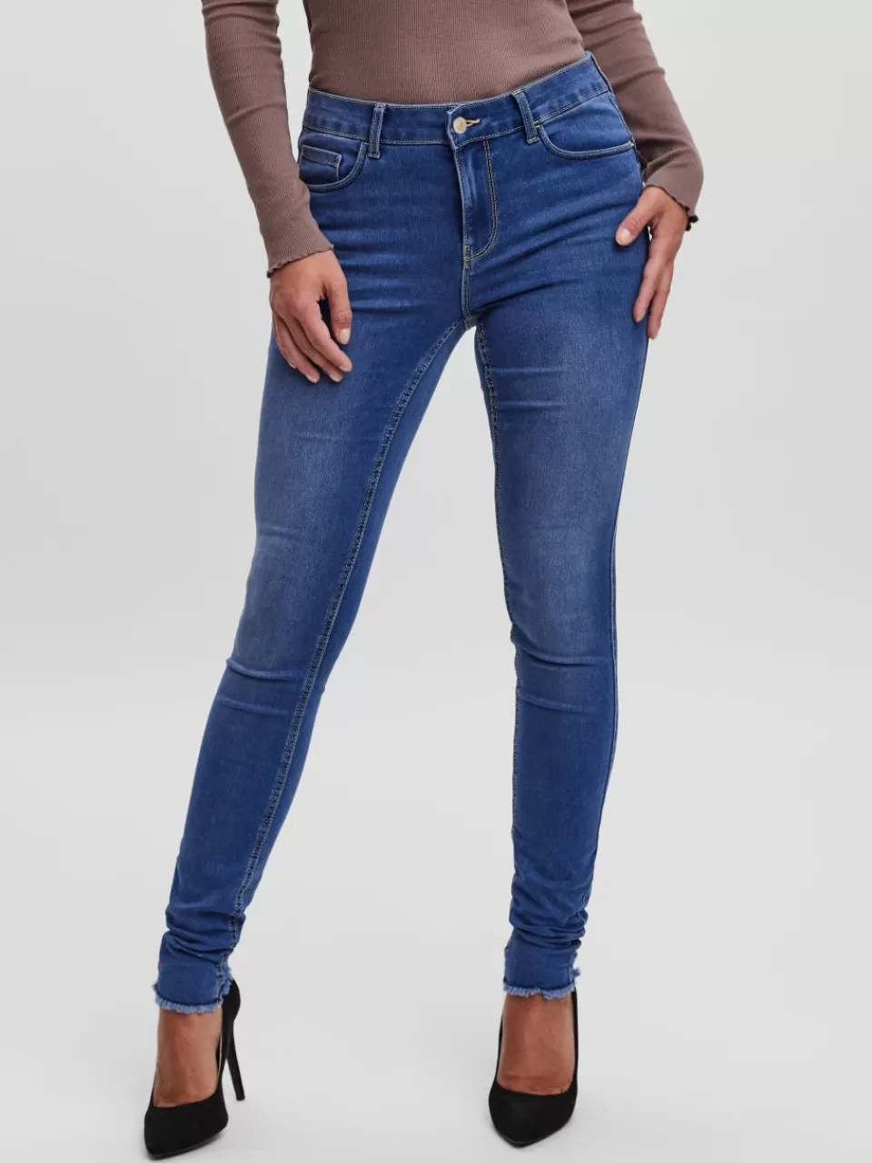 Shop VERO MODA VMSEVEN Middels høyt snitt Slim Fit Jeans Medium Blue Denim