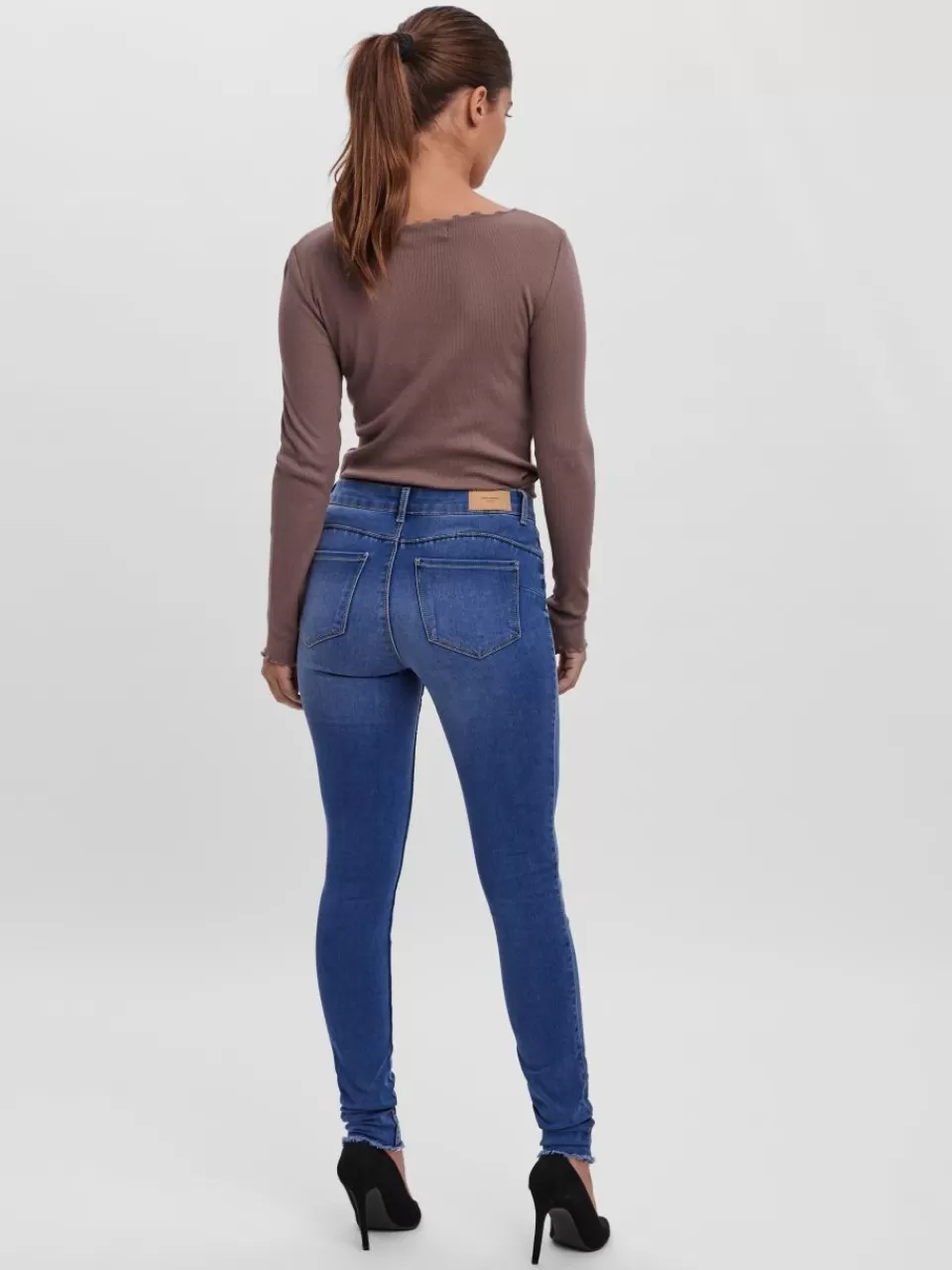 Shop VERO MODA VMSEVEN Middels høyt snitt Slim Fit Jeans Medium Blue Denim